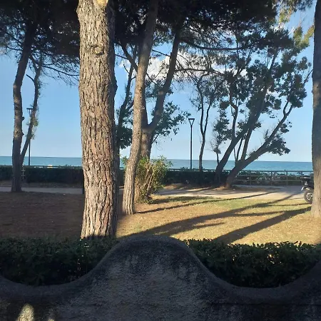 Quadruple In - A Stone Throw From The Sea Frühstückspension Pineto