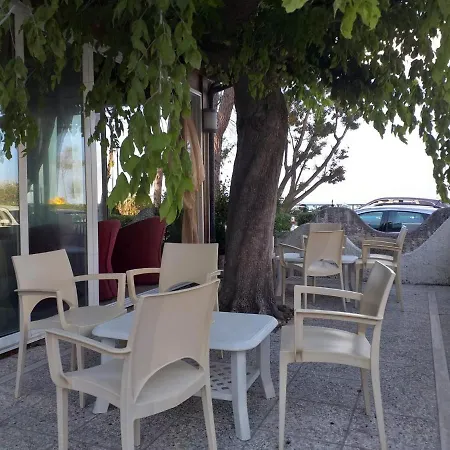 Quadruple In - A Stone Throw From The Sea Pineto