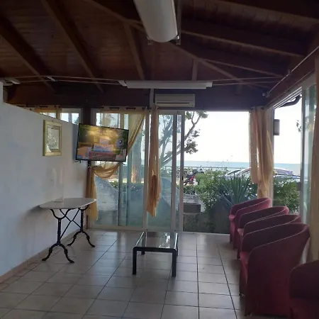 Quadruple In - A Stone Throw From The Sea Frühstückspension Pineto