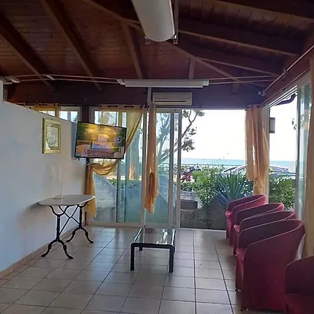 Quadruple In - A Stone Throw From The Sea 3*