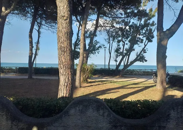 Quadruple In - A Stone Throw From The Sea Frühstückspension Pineto